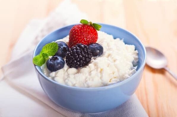 Cheese cottage with fruit